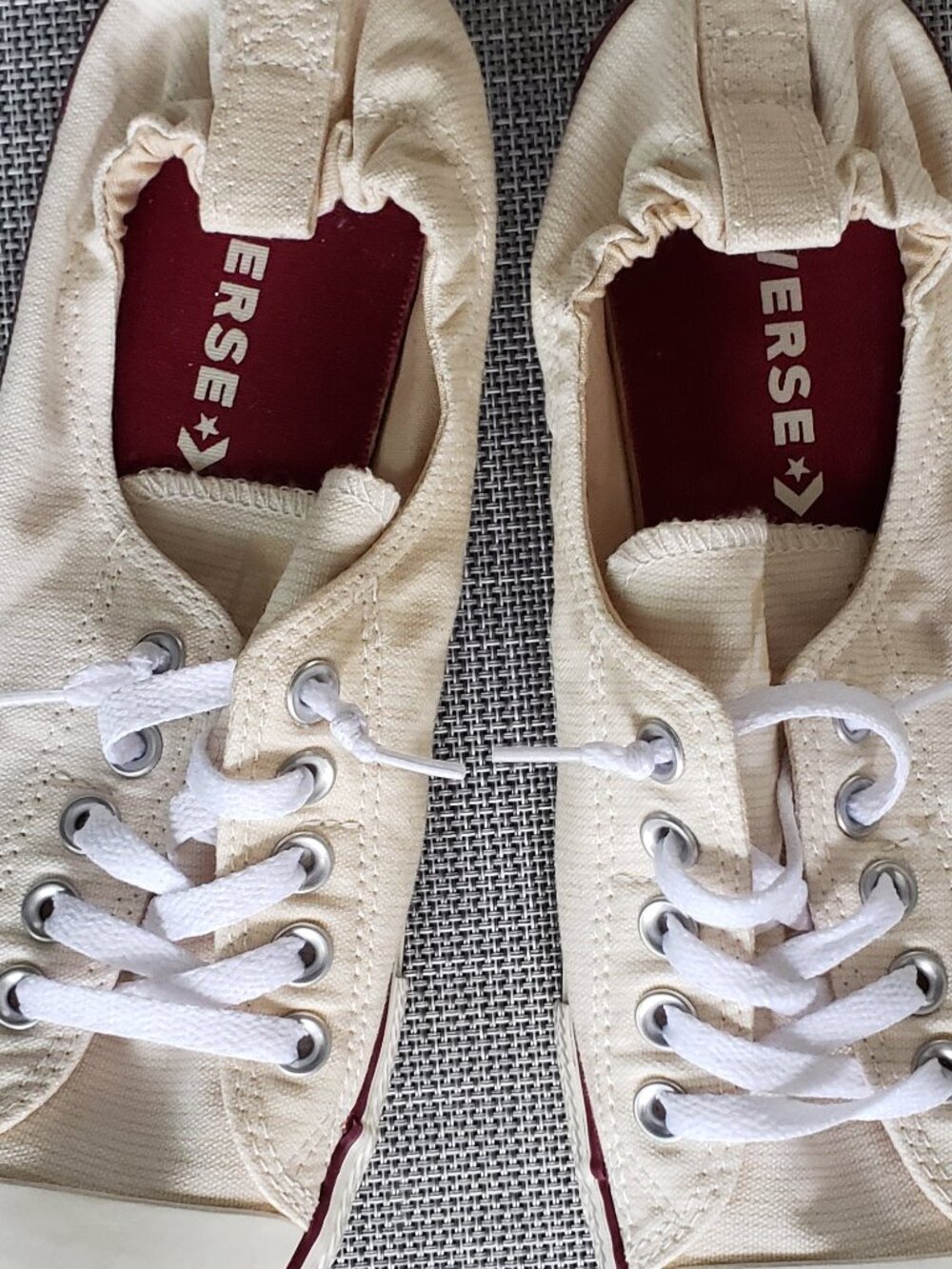 CONVERSE ALL STARS NEVER WORN OFF WHITE BURGUNDY TRIM